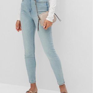 Banana Republic Skinny light wash jean// high rise